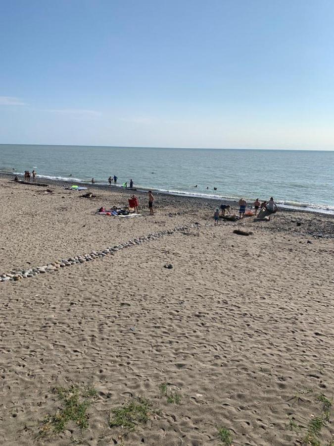 Отель "Чёрный Слон" Soechoemi Buitenkant foto